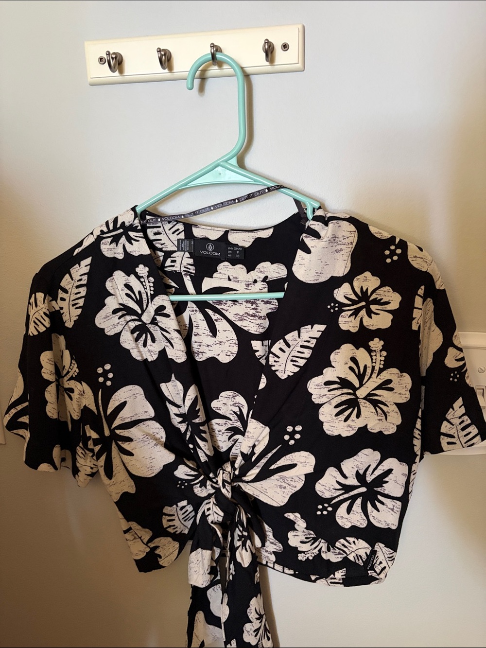 Volcom x CoCo Black and White Hawaiian Tie-Front Crop Top🌺